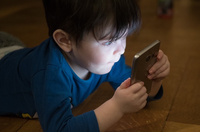 Toddler engaged on phone can cause sedentary behavior later
