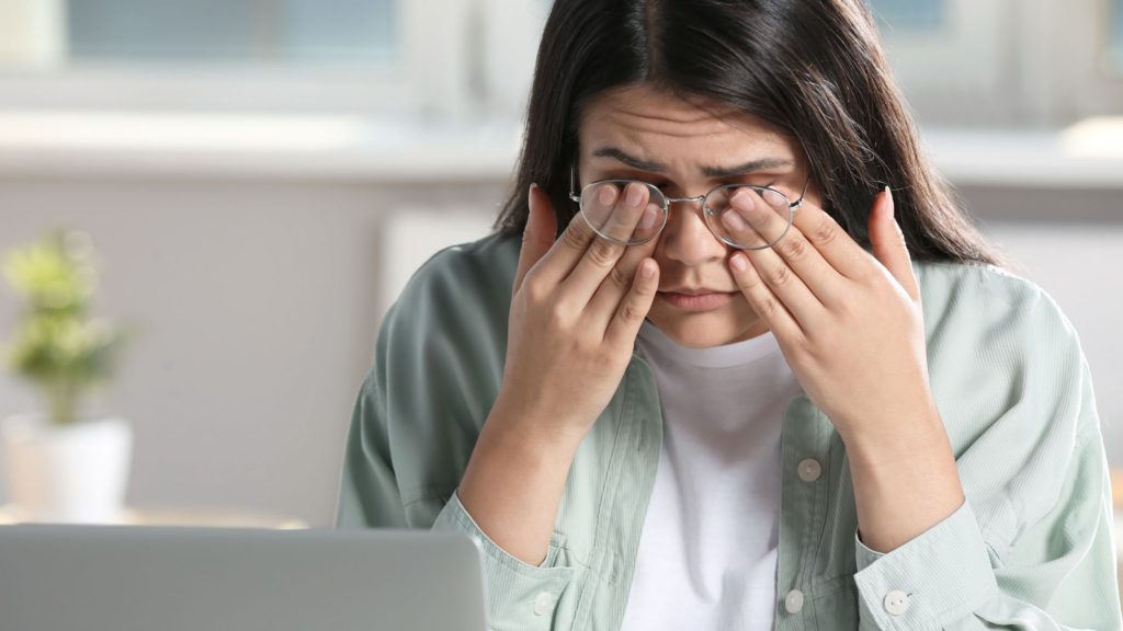 tips to reduce dry eye syndrome due to prolonged computer screen time